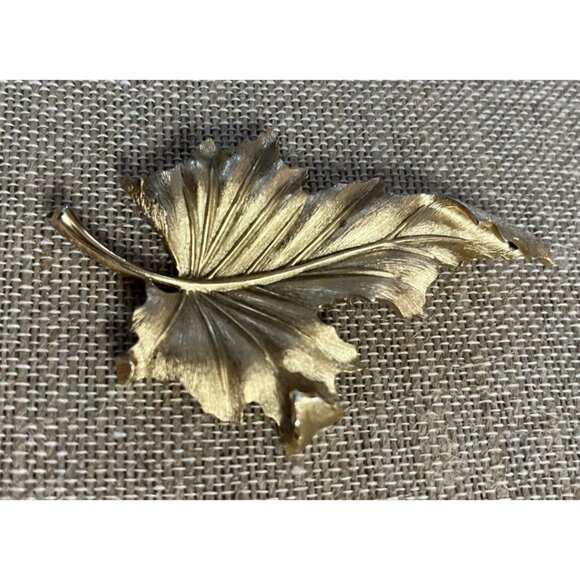 Trifari Vintage 1950s Gold-Tone Maple Leaf Brooch Pin Jewelry 3" X 2" - Picture 8 of 8